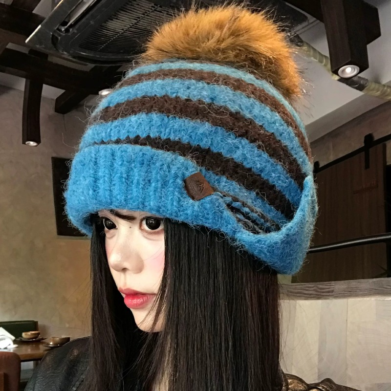 Striped Fluffy Earflap Beanies - đánh giá và giá Beanie Cuffed Knit